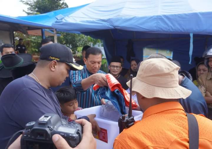 Pj Wako Sonny Budaya Putra saat menyerahkan bantuan pada korban kebakaran, Jumat (27/10/2023) pagi, dikawasan pasar kuliner.